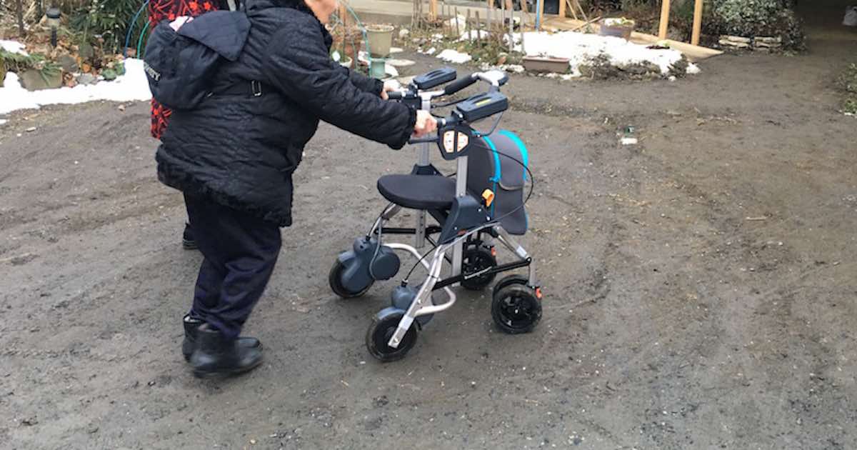 電動アシスト付きの歩行器で坂道移動も楽になりました ｜ サン